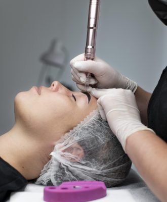 mujer-joven-atravesando-un-tratamiento-de-microblading